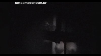 Hoʻopaʻa malū ʻia ʻo Blondie e kahi voyeur kaiāulu i hūnā ʻia ma hope o nā pōhaku lepo